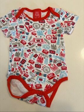 London Print Short-Sleeve Baby One-Piece in White with Red Trim